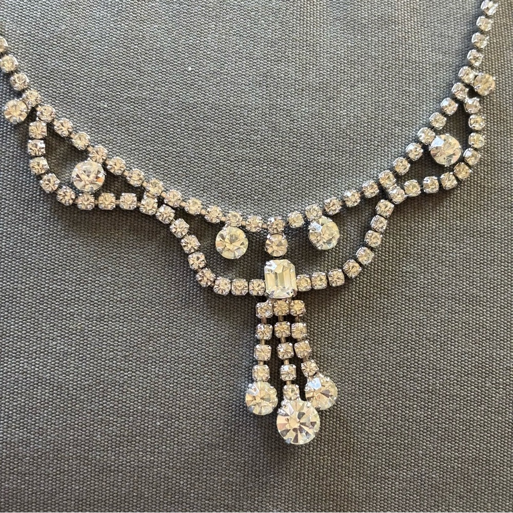 🌺Vintage Rhinestone Necklace with center Dangle 🌺